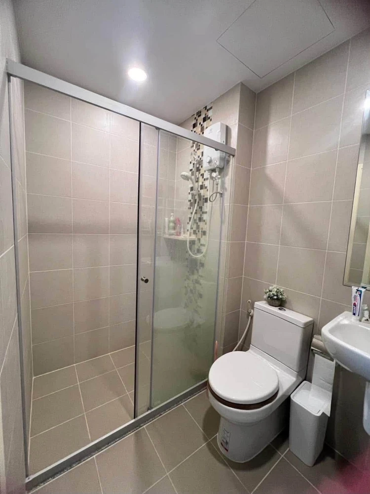 For sale: Supalai Veranda Phasi Charoen Station. Beautiful unit, fully furnished, with a great view—no buildings blocking the sightline. Offers genero