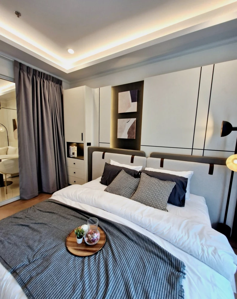 For sale: Supalai Elite at Phayathai, Modern style condo, beautifully decorated, lots of space in the room, ready to move in.