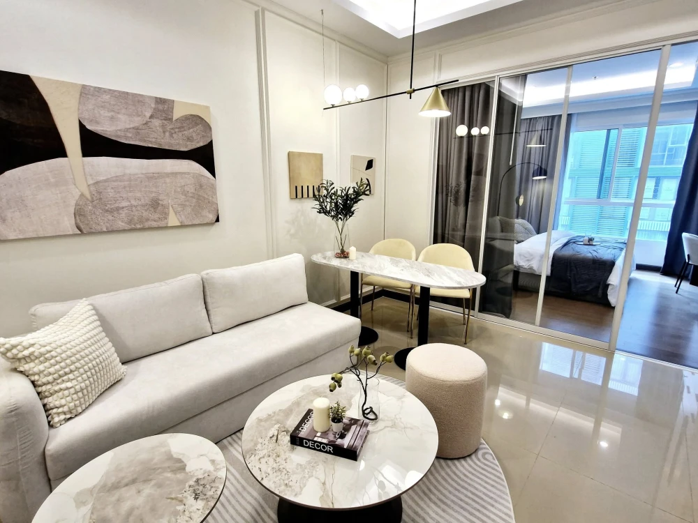 For sale: Supalai Elite at Phayathai, Modern style condo, beautifully decorated, lots of space in the room, ready to move in.