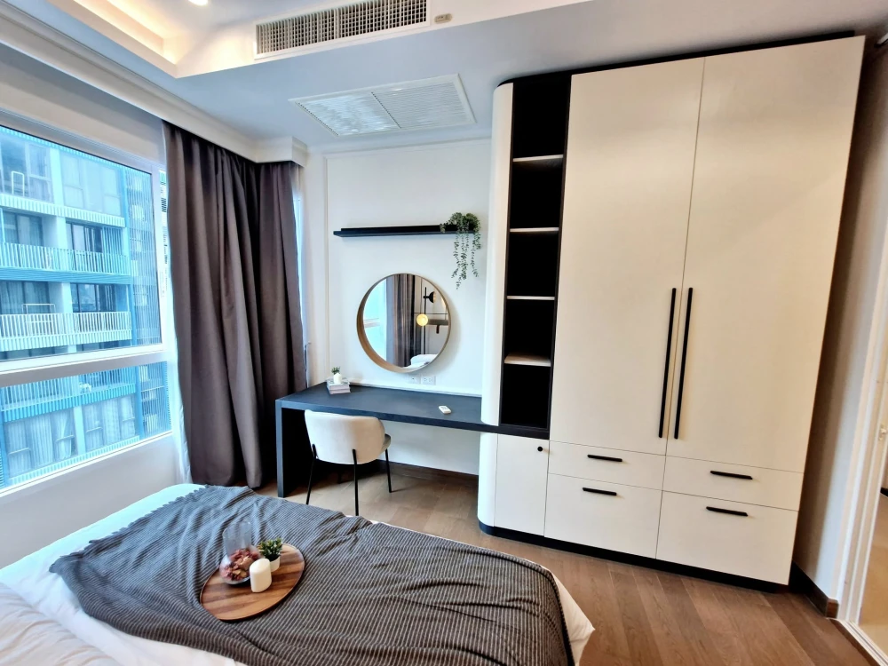 For sale: Supalai Elite at Phayathai, Modern style condo, beautifully decorated, lots of space in the room, ready to move in.
