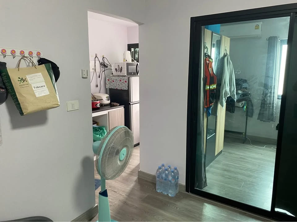 For sale, Sabai Sabai Condo Sukhumvit 115, room on the 7th floor, the room has a table, cabinet, and bed ready. If you don't reserve, you will really