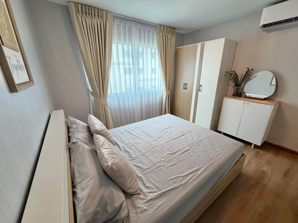 Smart Watcharapol Condo for sale, Building B, on the main road. Beautifully wallpapered throughout, modern minimalist style. Ready to move in,