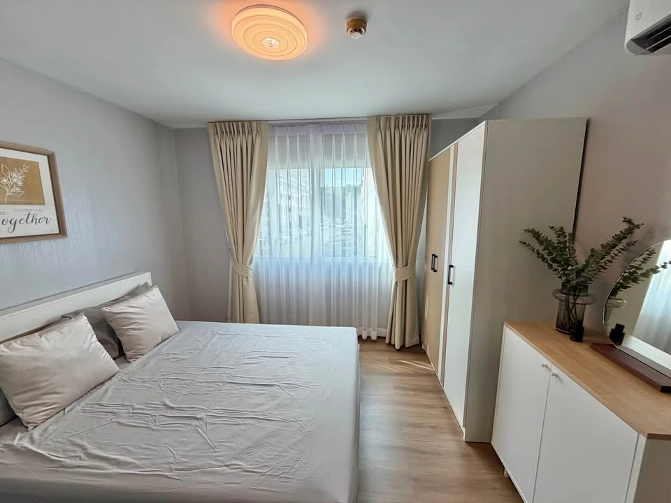 Smart Watcharapol Condo for sale, Building B, on the main road. Beautifully wallpapered throughout, modern minimalist style. Ready to move in,