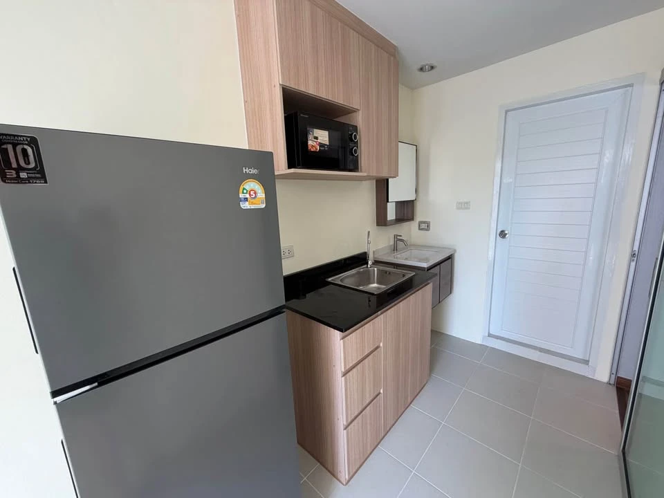 Smart Watcharapol Condo for sale, Building B, on the main road. Beautifully wallpapered throughout, modern minimalist style. Ready to move in,