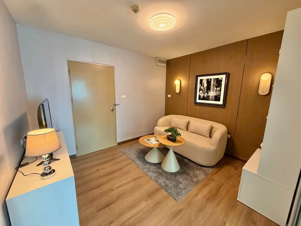 Smart Watcharapol Condo for sale, Building B, on the main road. Beautifully wallpapered throughout, modern minimalist style. Ready to move in,