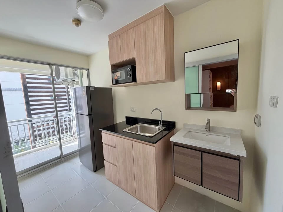 Smart Watcharapol Condo for sale, Building B, on the main road. Beautifully wallpapered throughout, modern minimalist style. Ready to move in,