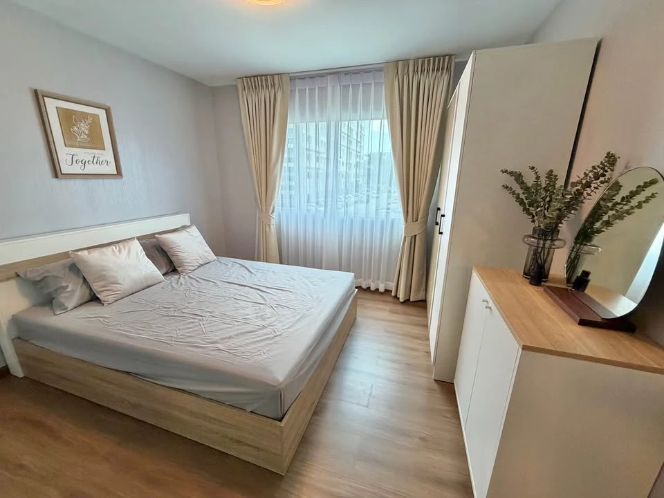 Smart Watcharapol Condo for sale, Building B, on the main road. Beautifully wallpapered throughout, modern minimalist style. Ready to move in,