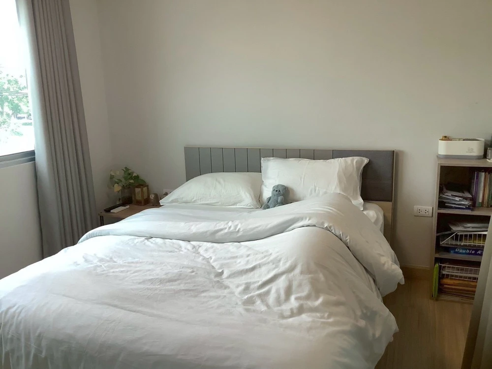 Selling a Smart Watcharapol condo, located on the 3rd floor, facing Plearnary Mall (view of the street and the shopping mall). Convenient transportati