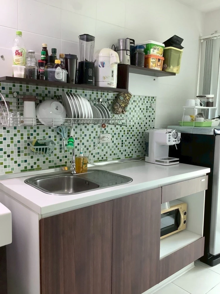 Selling a Smart Watcharapol condo, located on the 3rd floor, facing Plearnary Mall (view of the street and the shopping mall). Convenient transportati
