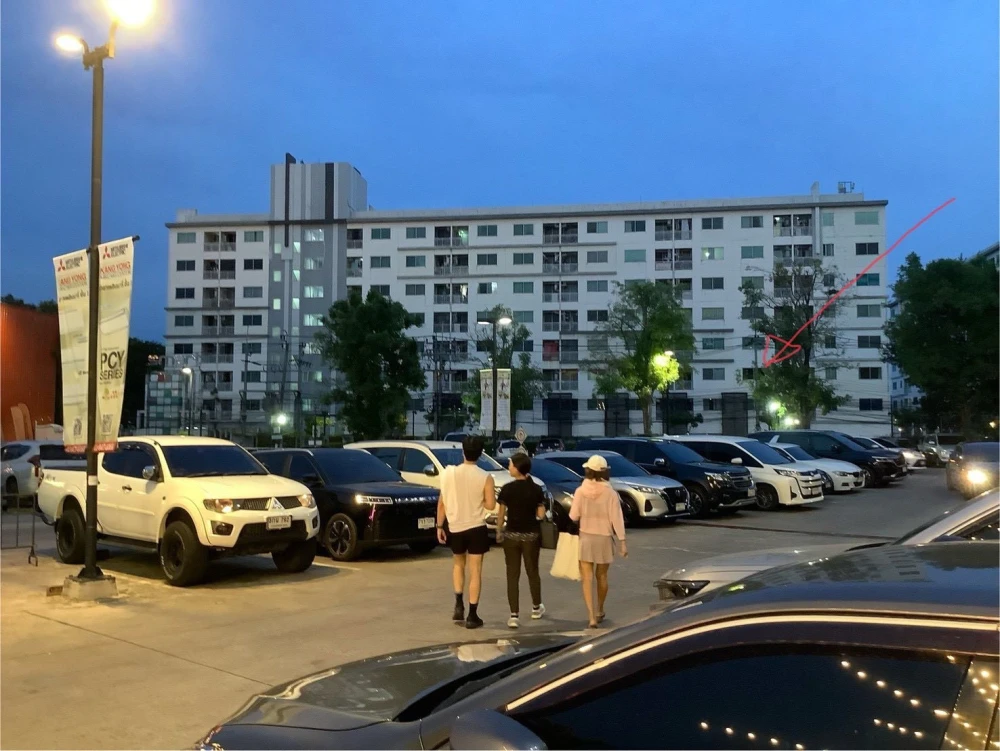 Selling a Smart Watcharapol condo, located on the 3rd floor, facing Plearnary Mall (view of the street and the shopping mall). Convenient transportati