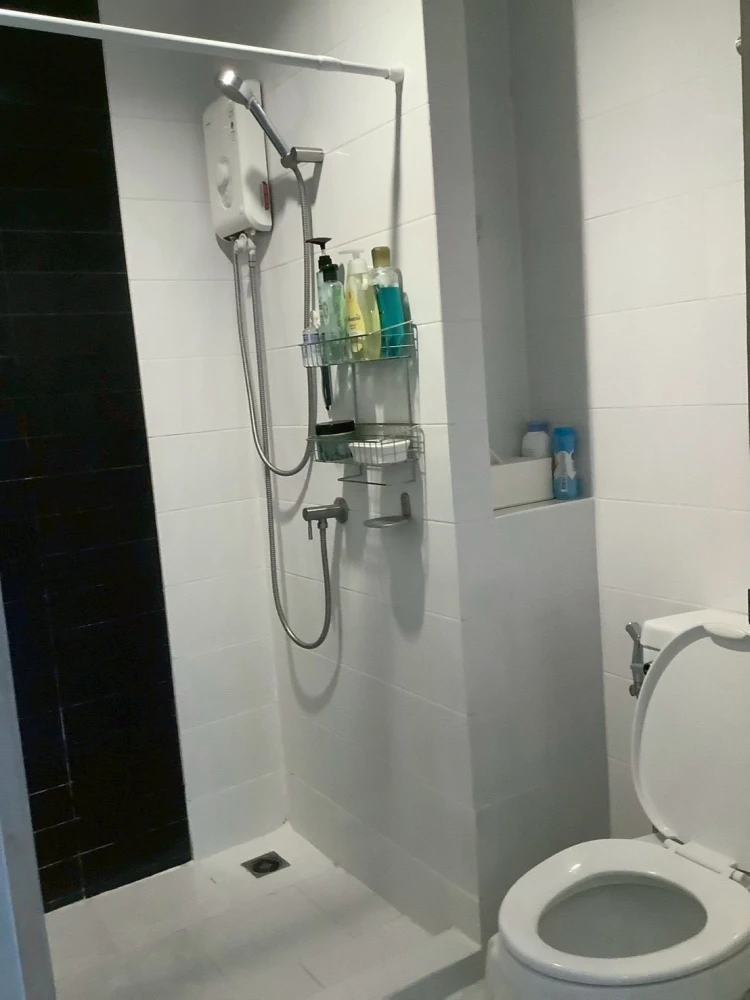 Selling a Smart Watcharapol condo, located on the 3rd floor, facing Plearnary Mall (view of the street and the shopping mall). Convenient transportati