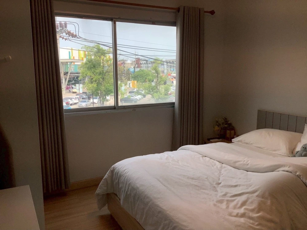 Selling a Smart Watcharapol condo, located on the 3rd floor, facing Plearnary Mall (view of the street and the shopping mall). Convenient transportati