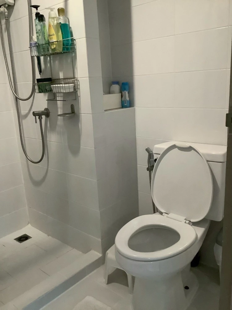 Selling a Smart Watcharapol condo, located on the 3rd floor, facing Plearnary Mall (view of the street and the shopping mall). Convenient transportati