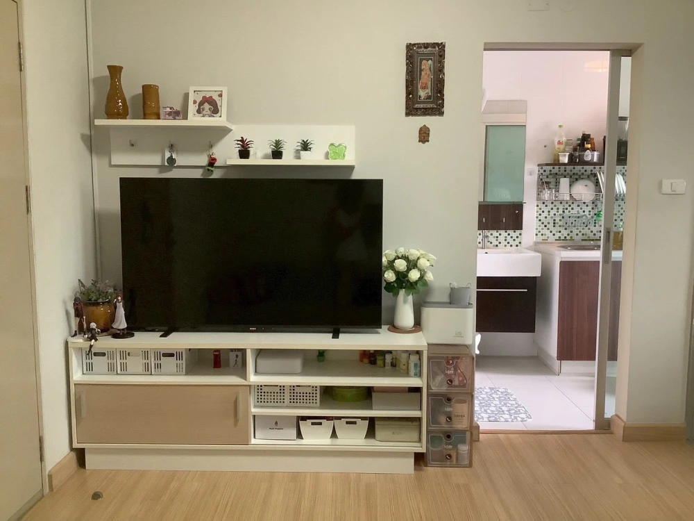 Selling a Smart Watcharapol condo, located on the 3rd floor, facing Plearnary Mall (view of the street and the shopping mall). Convenient transportati