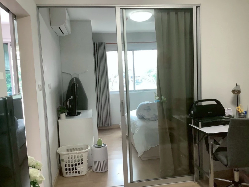 Selling a Smart Watcharapol condo, located on the 3rd floor, facing Plearnary Mall (view of the street and the shopping mall). Convenient transportati