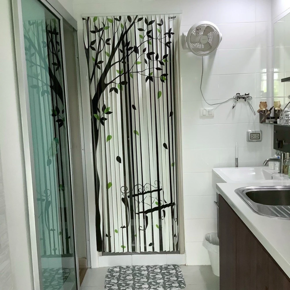 Selling a Smart Watcharapol condo, located on the 3rd floor, facing Plearnary Mall (view of the street and the shopping mall). Convenient transportati