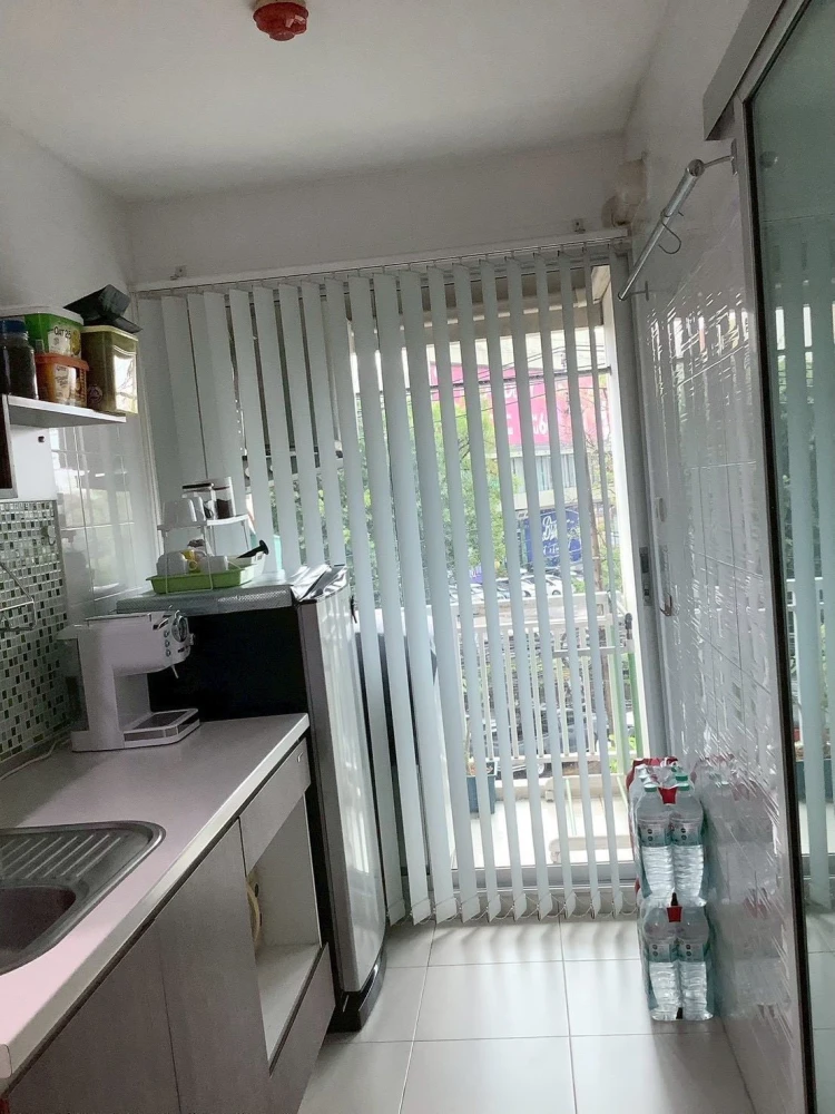 Selling a Smart Watcharapol condo, located on the 3rd floor, facing Plearnary Mall (view of the street and the shopping mall). Convenient transportati