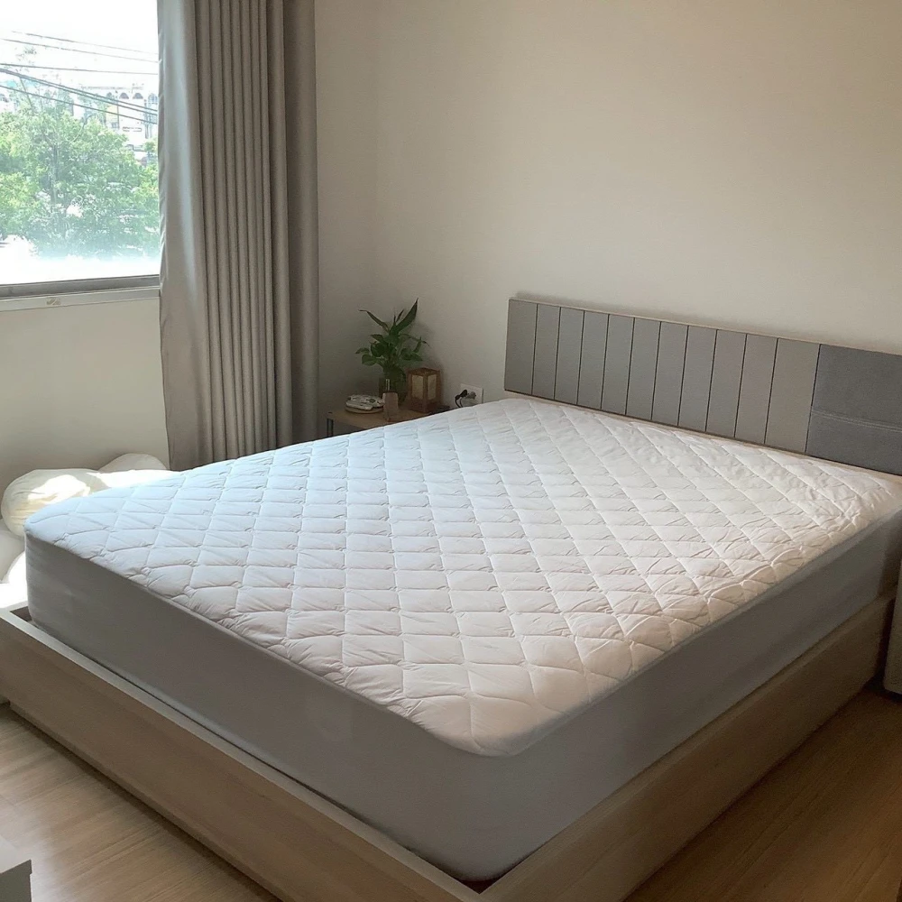 Selling a Smart Watcharapol condo, located on the 3rd floor, facing Plearnary Mall (view of the street and the shopping mall). Convenient transportati