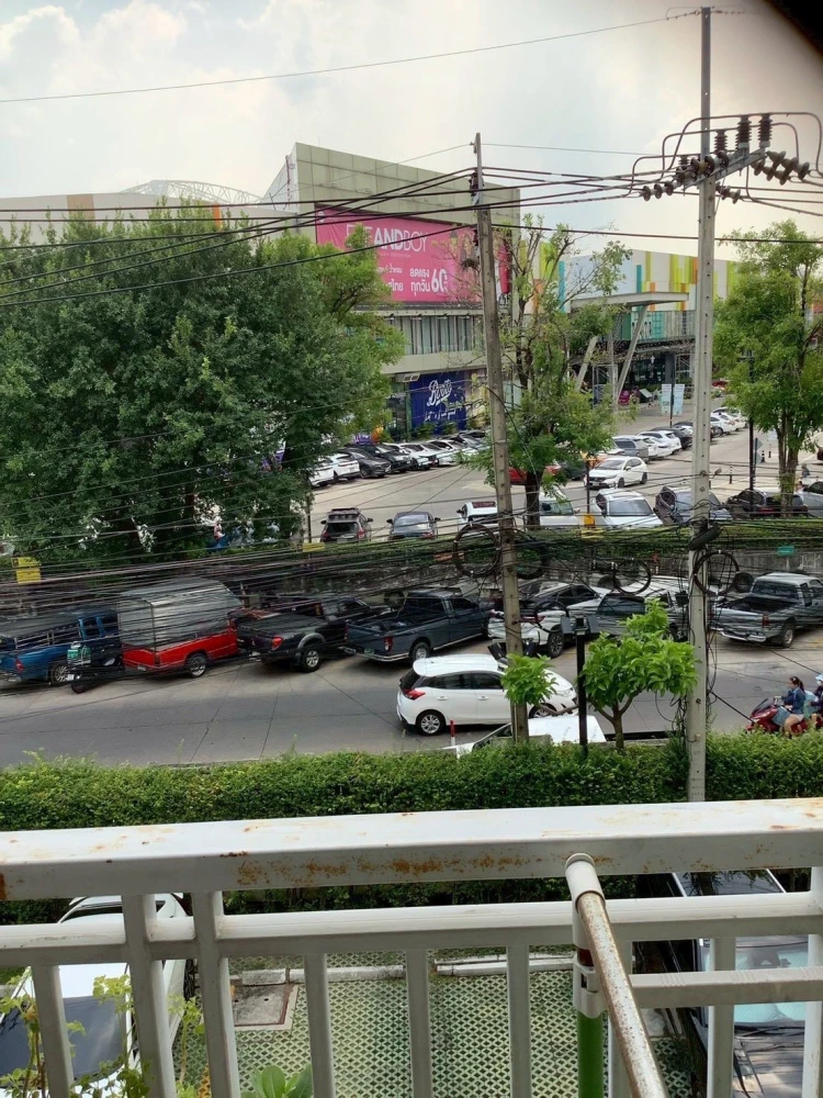 Selling a Smart Watcharapol condo, located on the 3rd floor, facing Plearnary Mall (view of the street and the shopping mall). Convenient transportati