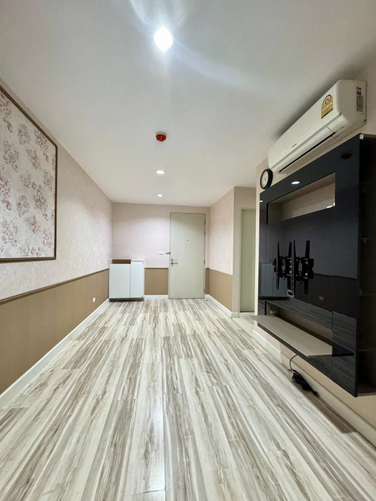 Selling Sammakorn S9 condominium, nice decorated room Stick wallpaper well. Price is not strong. Buy now.
