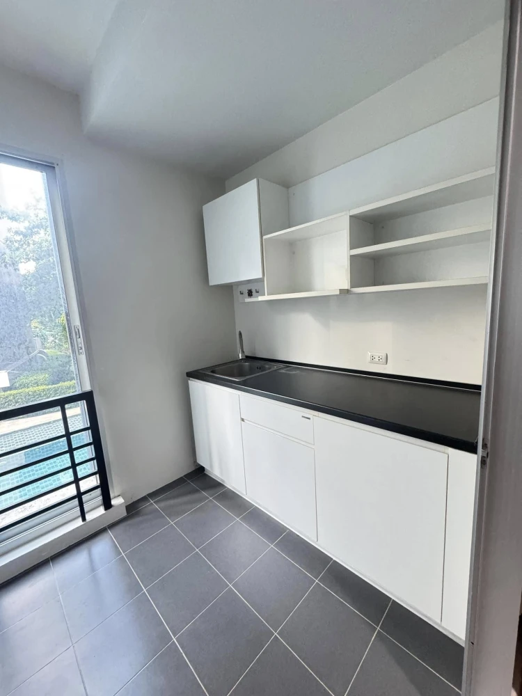 Selling Sammakorn S9 condominium, nice decorated room Stick wallpaper well. Price is not strong. Buy now.