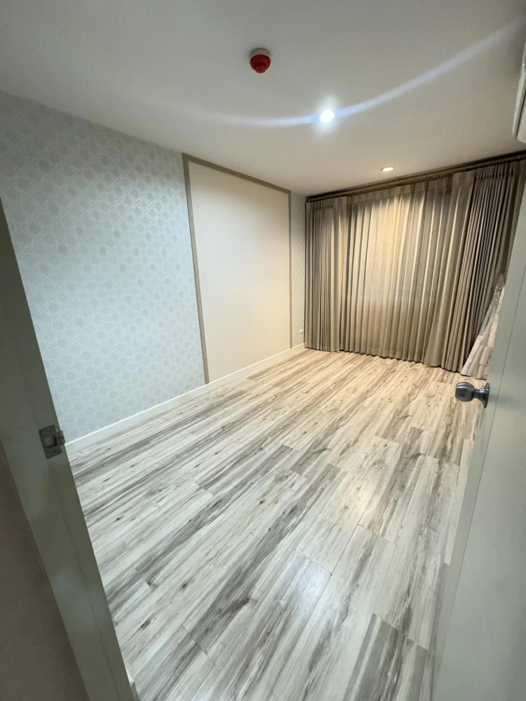 Selling Sammakorn S9 condominium, nice decorated room Stick wallpaper well. Price is not strong. Buy now.
