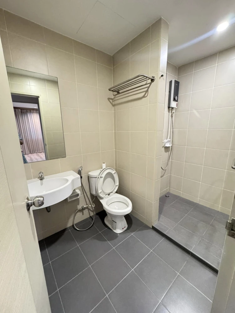 Selling Sammakorn S9 condominium, nice decorated room Stick wallpaper well. Price is not strong. Buy now.