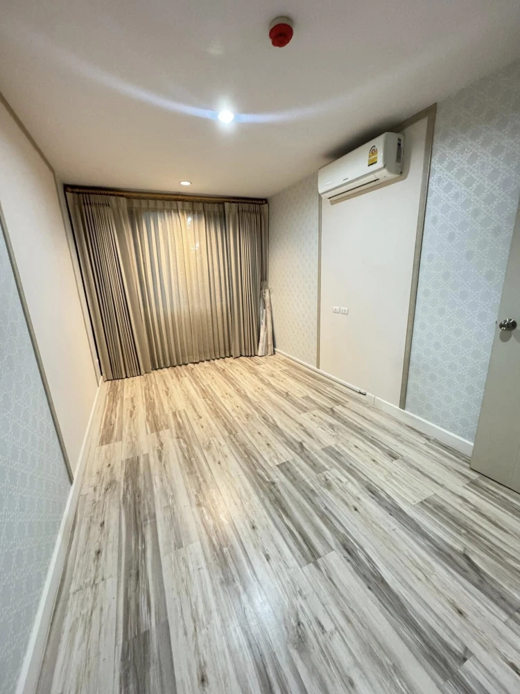 Selling Sammakorn S9 condominium, nice decorated room Stick wallpaper well. Price is not strong. Buy now.