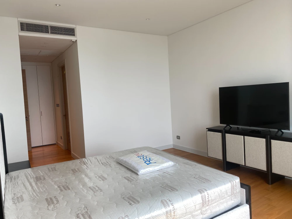 For sale: Sindhorn Residence, high floor, empty room, very large size, city view, very beautiful, hurry up and reserve it.