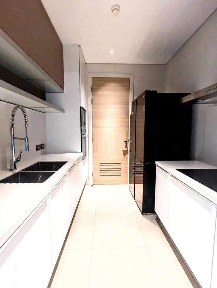For sale: Sindhorn Residence, high floor, empty room, very large size, city view, very beautiful, hurry up and reserve it.
