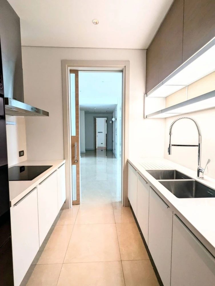 For sale: Sindhorn Residence, high floor, empty room, very large size, city view, very beautiful, hurry up and reserve it.