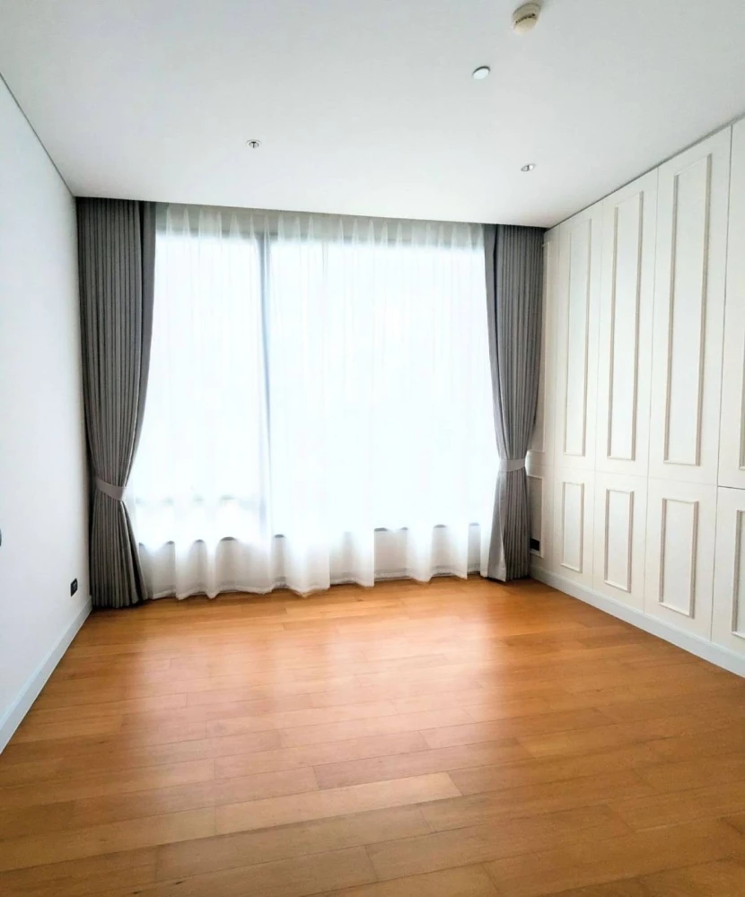 For sale: Sindhorn Residence, high floor, empty room, very large size, city view, very beautiful, hurry up and reserve it.