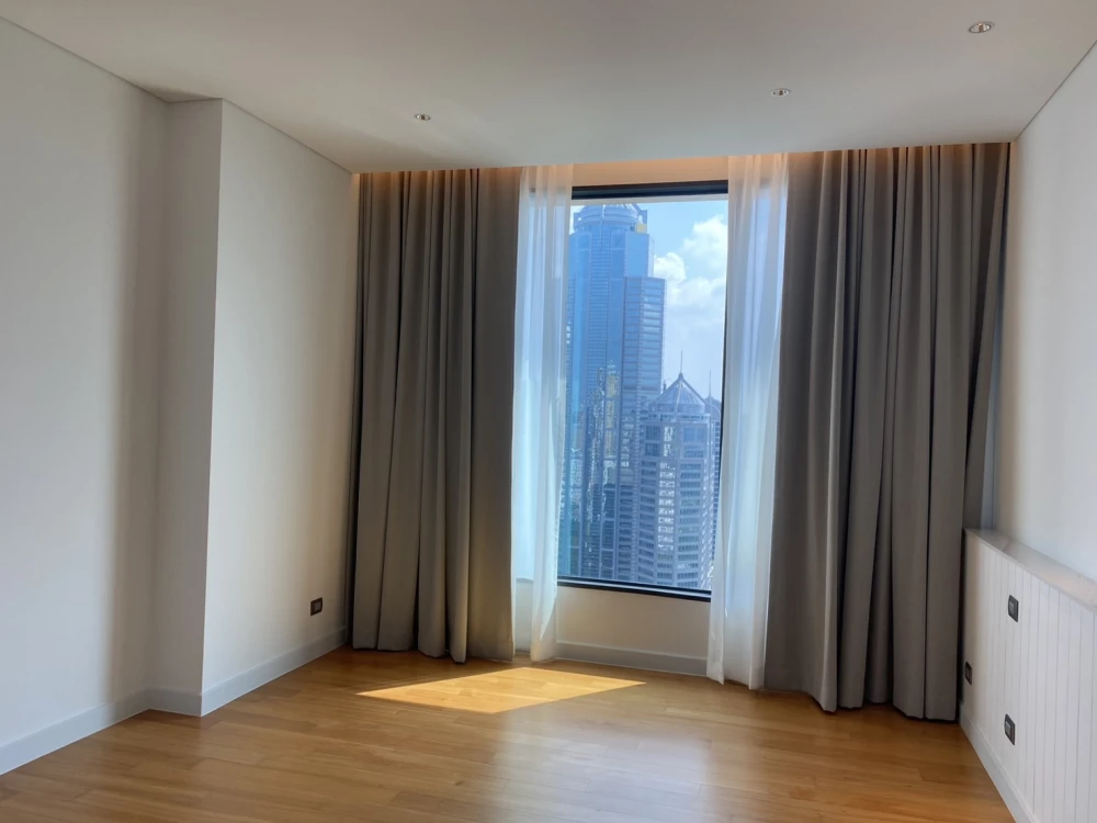 For sale: Sindhorn Residence, high floor, empty room, very large size, city view, very beautiful, hurry up and reserve it.