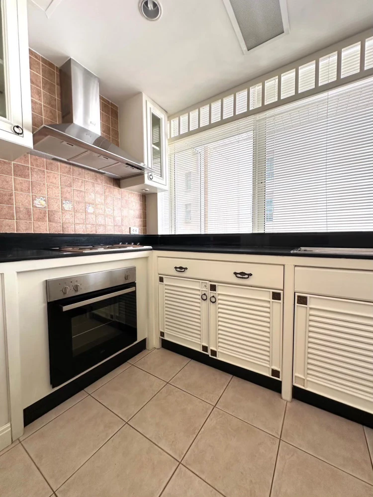 For sale: Lang Suan Ville, 2 bedrooms, 2 bathrooms, located on the 31st floor, with balcony, fully furnished. You will regret it if you miss it.