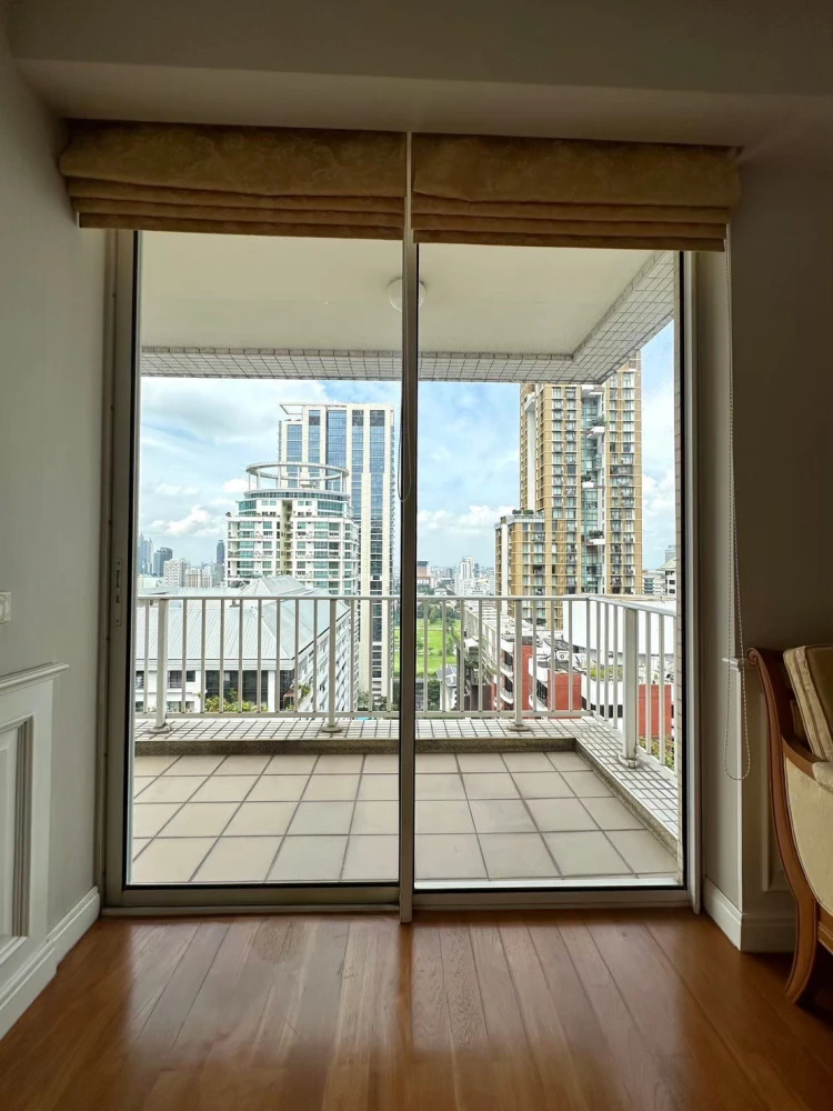 For sale: Lang Suan Ville, 2 bedrooms, 2 bathrooms, located on the 31st floor, with balcony, fully furnished. You will regret it if you miss it.