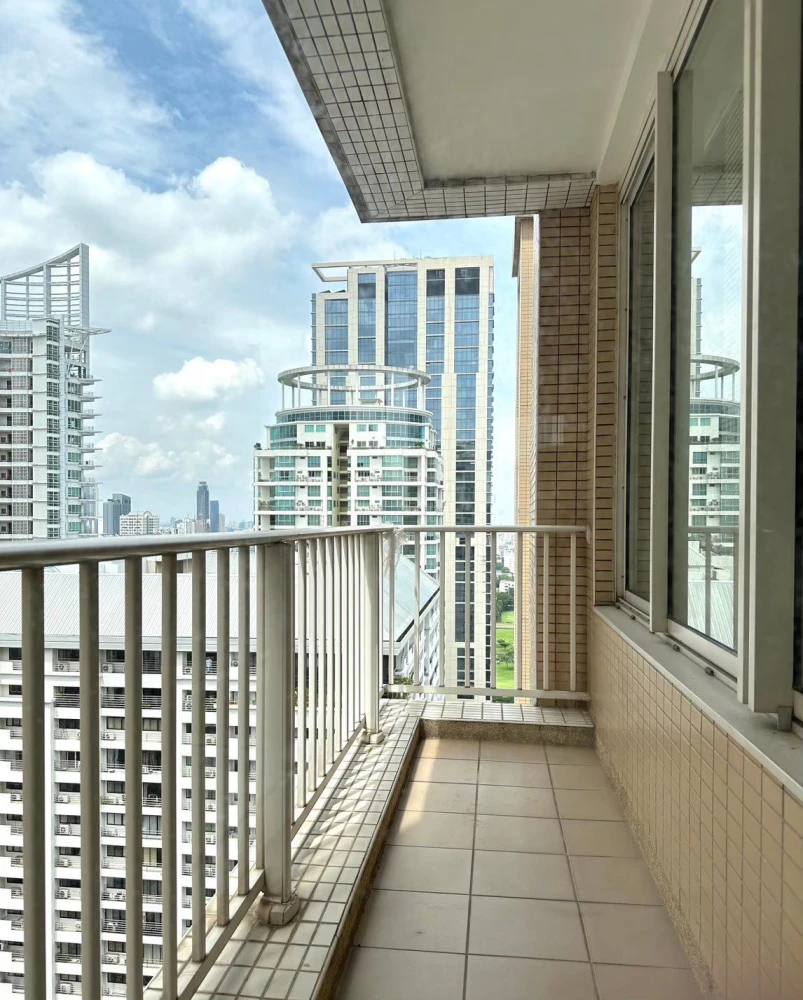 For sale: Lang Suan Ville, 2 bedrooms, 2 bathrooms, located on the 31st floor, with balcony, fully furnished. You will regret it if you miss it.