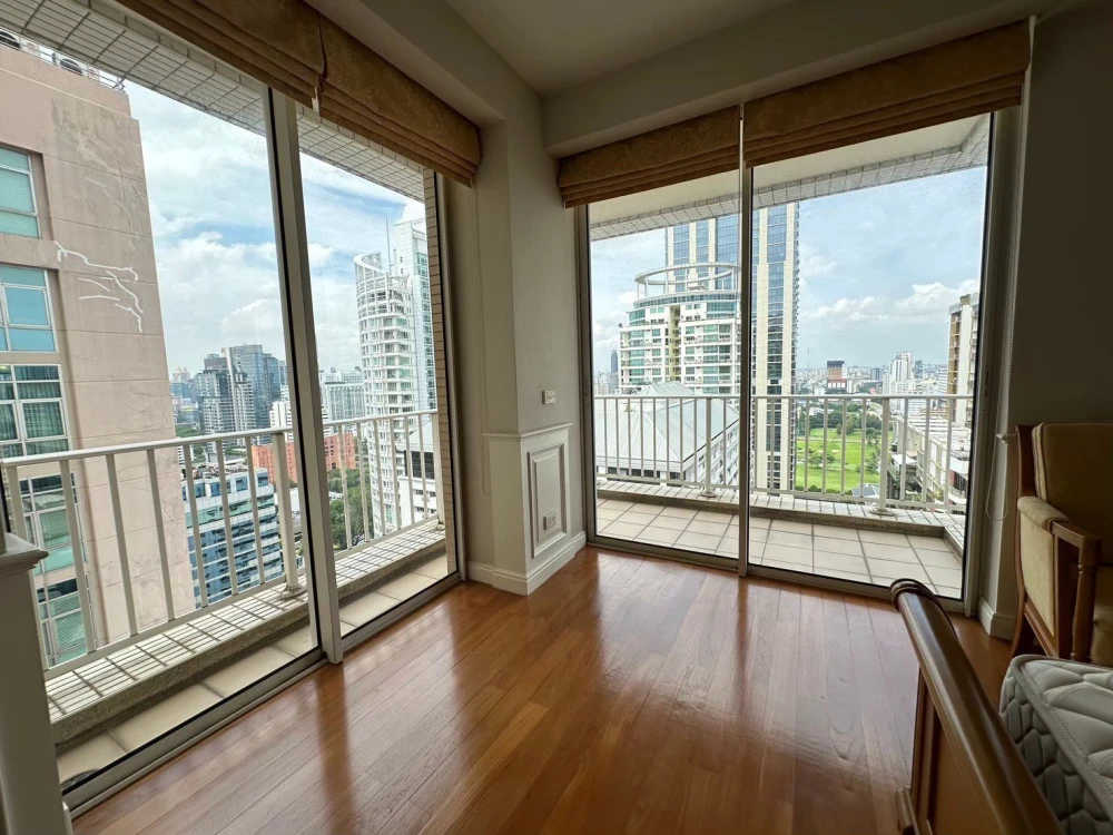 For sale: Lang Suan Ville, 2 bedrooms, 2 bathrooms, located on the 31st floor, with balcony, fully furnished. You will regret it if you miss it.