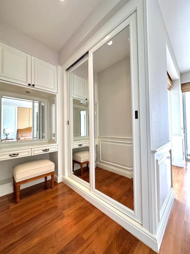 For sale: Lang Suan Ville, 2 bedrooms, 2 bathrooms, located on the 31st floor, with balcony, fully furnished. You will regret it if you miss it.