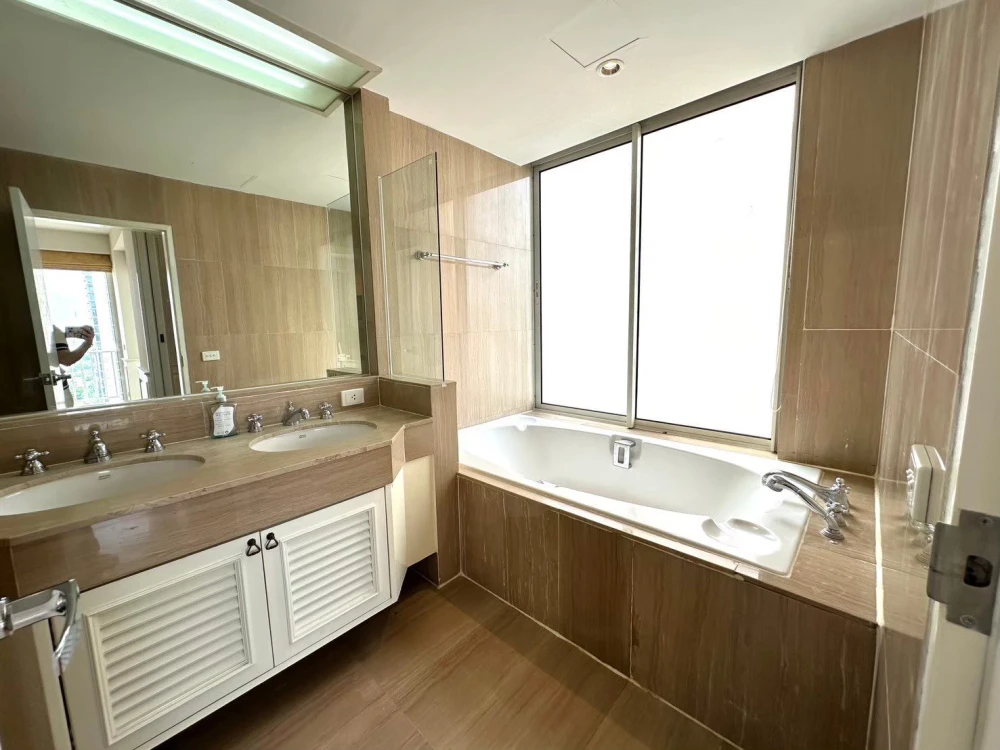 For sale: Lang Suan Ville, 2 bedrooms, 2 bathrooms, located on the 31st floor, with balcony, fully furnished. You will regret it if you miss it.