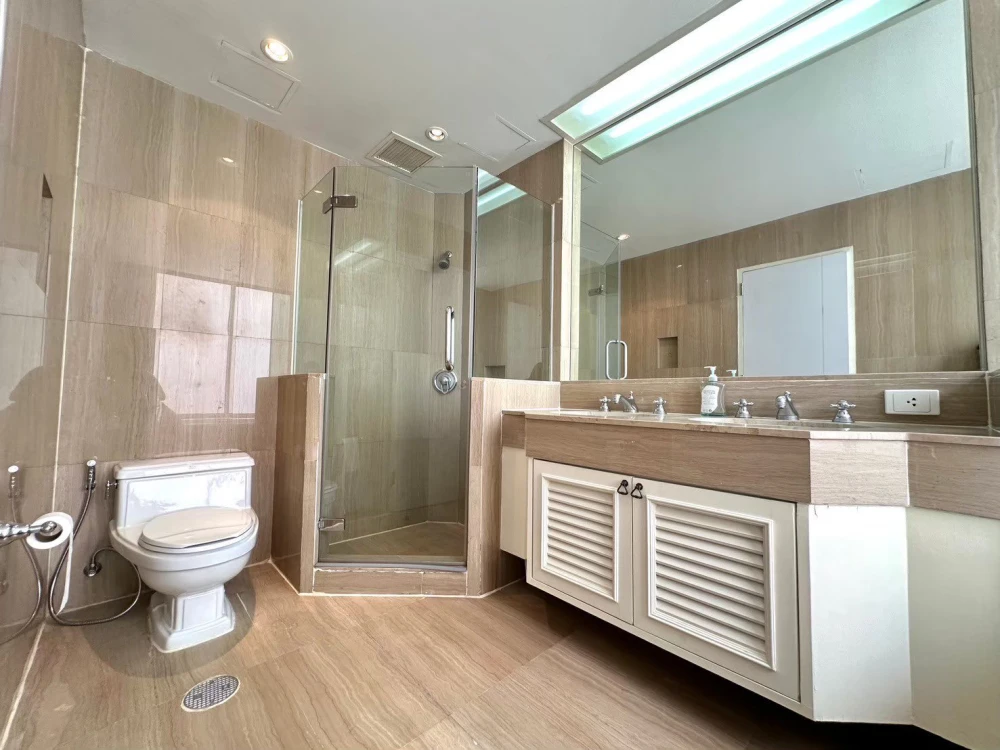 For sale: Lang Suan Ville, 2 bedrooms, 2 bathrooms, located on the 31st floor, with balcony, fully furnished. You will regret it if you miss it.