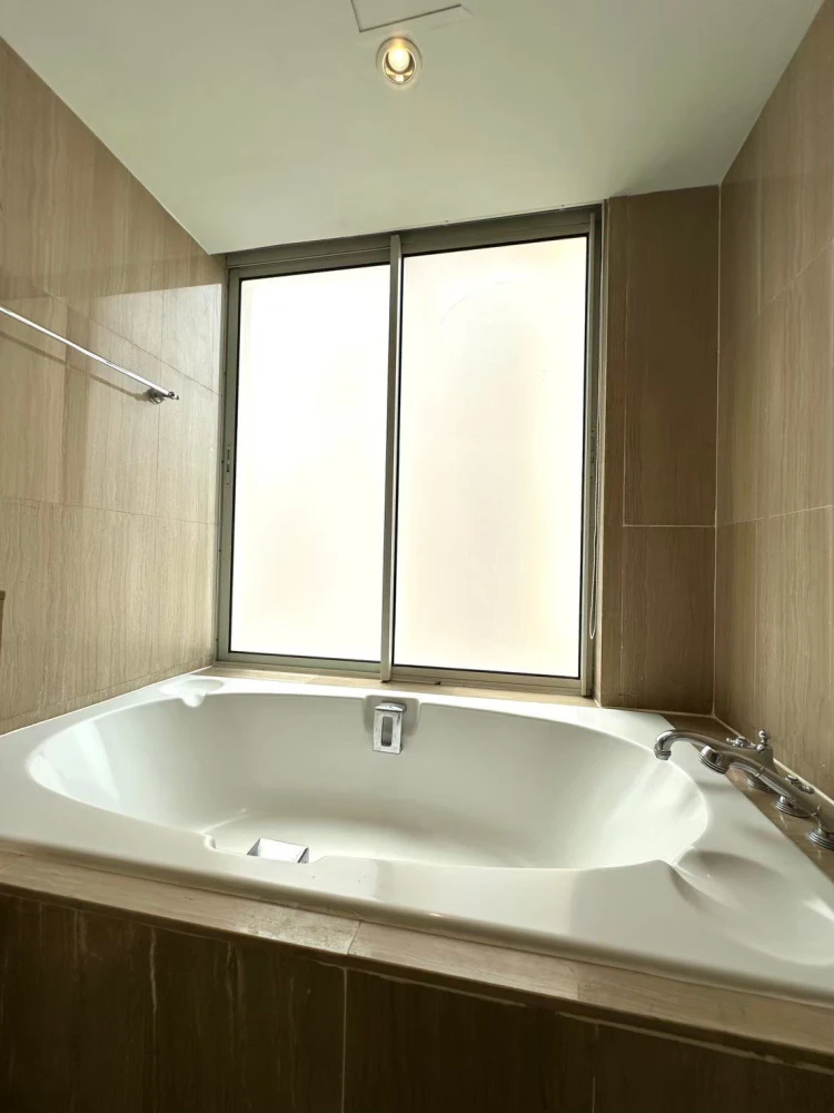 For sale: Lang Suan Ville, 2 bedrooms, 2 bathrooms, located on the 31st floor, with balcony, fully furnished. You will regret it if you miss it.