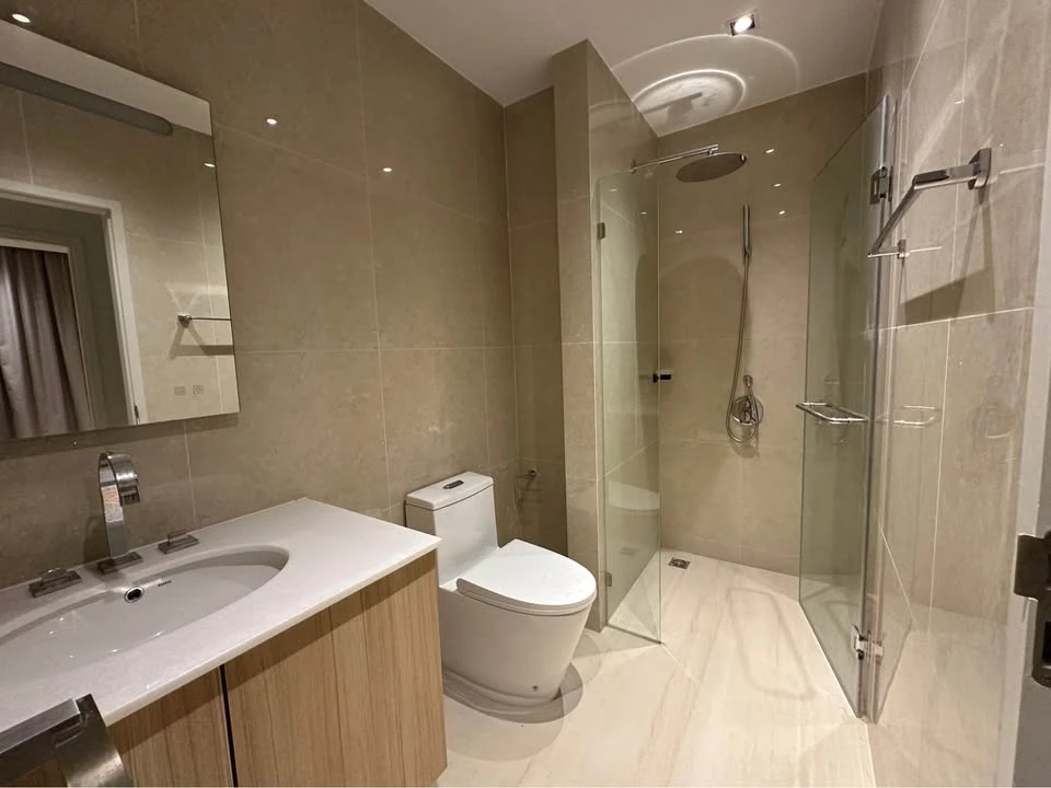 For sale, Yu Charoen Residence Town in Town, Take View in Courtyard, is a wide room, located at the corner of the building. I must say that you must b
