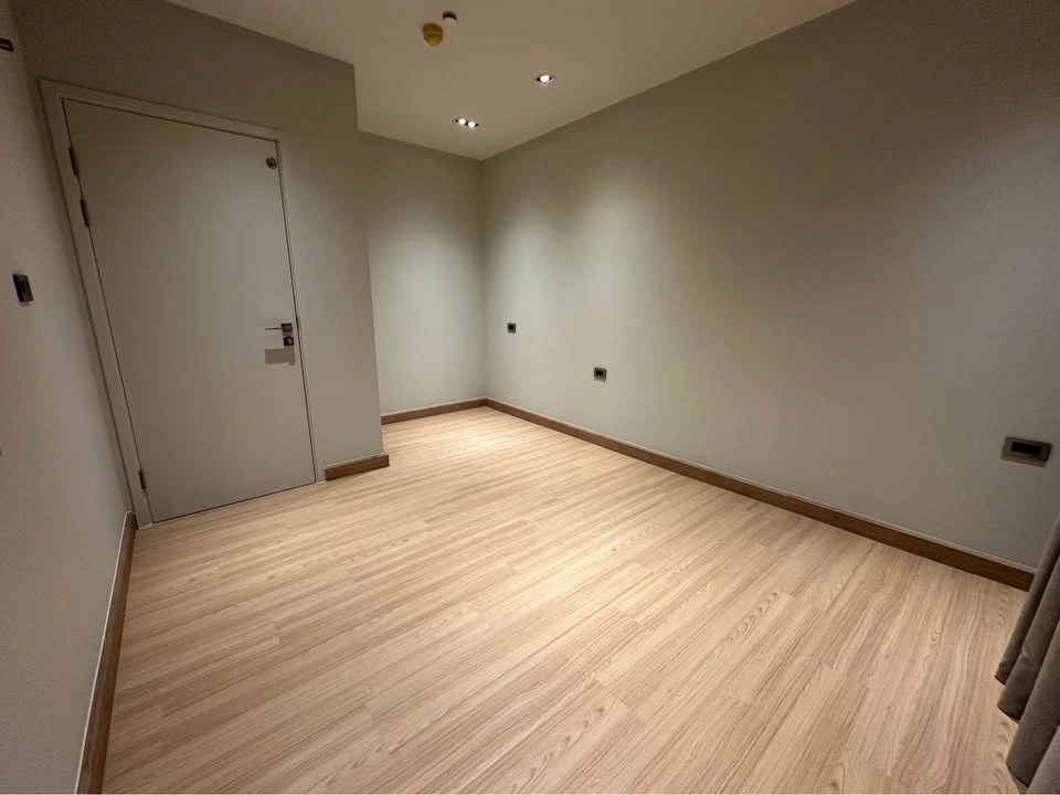 For sale, Yu Charoen Residence Town in Town, Take View in Courtyard, is a wide room, located at the corner of the building. I must say that you must b