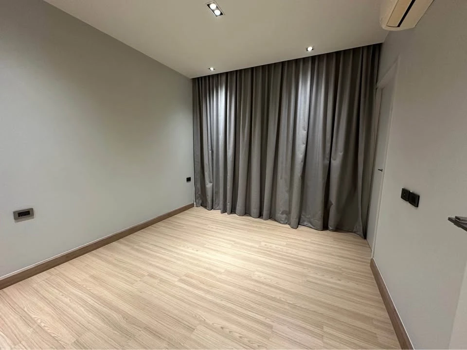 For sale, Yu Charoen Residence Town in Town, Take View in Courtyard, is a wide room, located at the corner of the building. I must say that you must b
