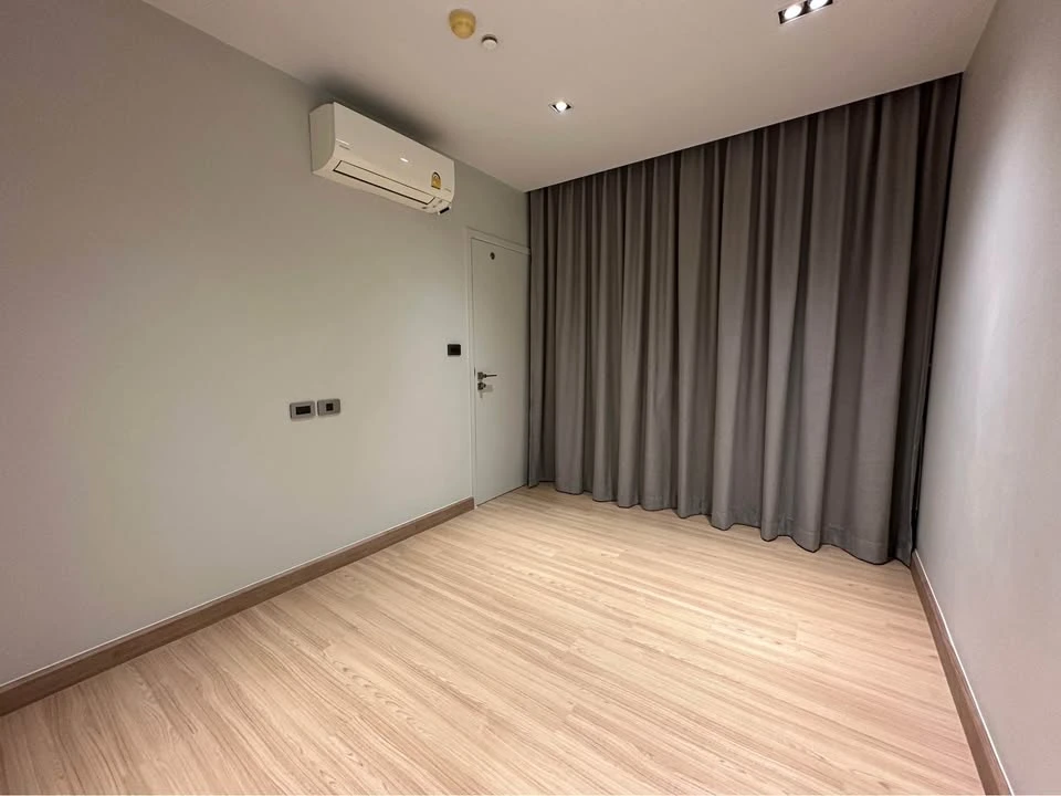 For sale, Yu Charoen Residence Town in Town, Take View in Courtyard, is a wide room, located at the corner of the building. I must say that you must b