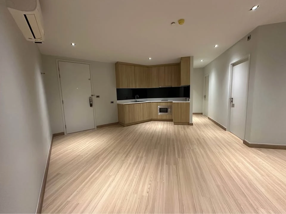 For sale, Yu Charoen Residence Town in Town, Take View in Courtyard, is a wide room, located at the corner of the building. I must say that you must b