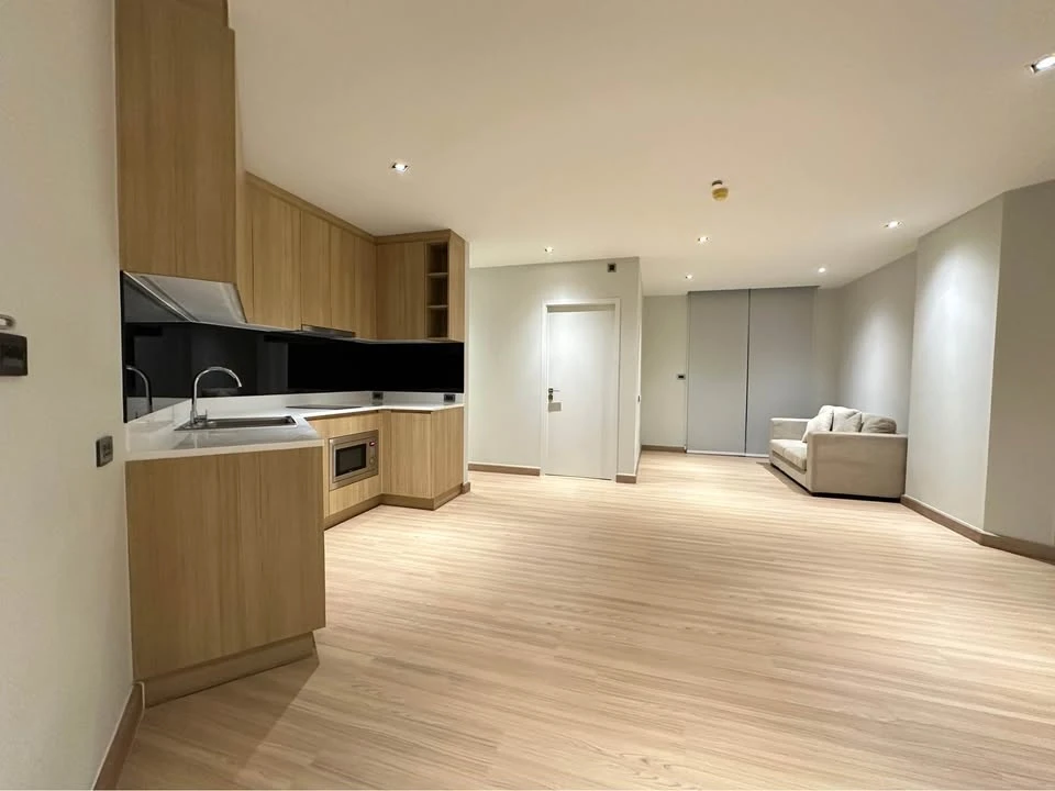 For sale, Yu Charoen Residence Town in Town, Take View in Courtyard, is a wide room, located at the corner of the building. I must say that you must b
