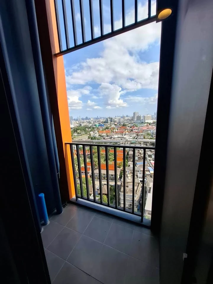 For sale: Origin Play Bang Khun Non Triple Station. Large unit, a rare find with only 3 units in the entire building. River view. Don't miss out!