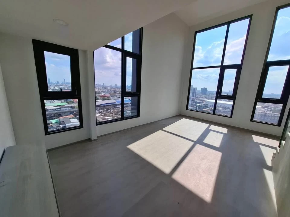 For sale: Origin Play Bang Khun Non Triple Station. Large unit, a rare find with only 3 units in the entire building. River view. Don't miss out!