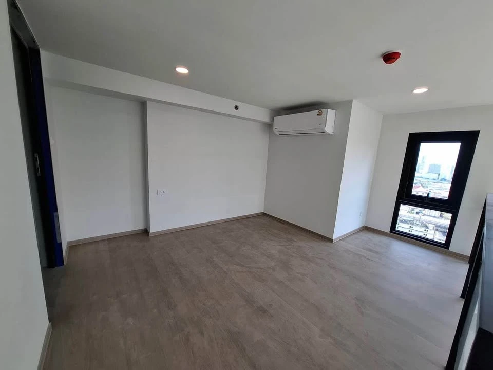 For sale: Origin Play Bang Khun Non Triple Station. Large unit, a rare find with only 3 units in the entire building. River view. Don't miss out!